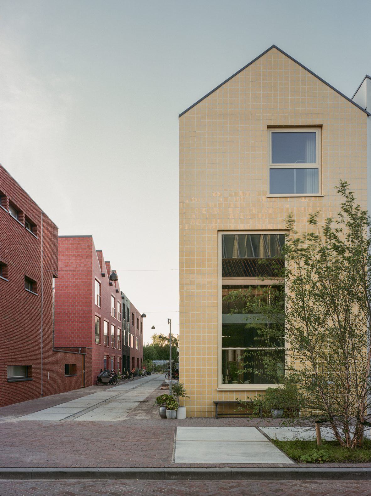 Wisselspoor - Wisselspoor yellow tile terraced house - a project by Space Encounters Office for Architecture