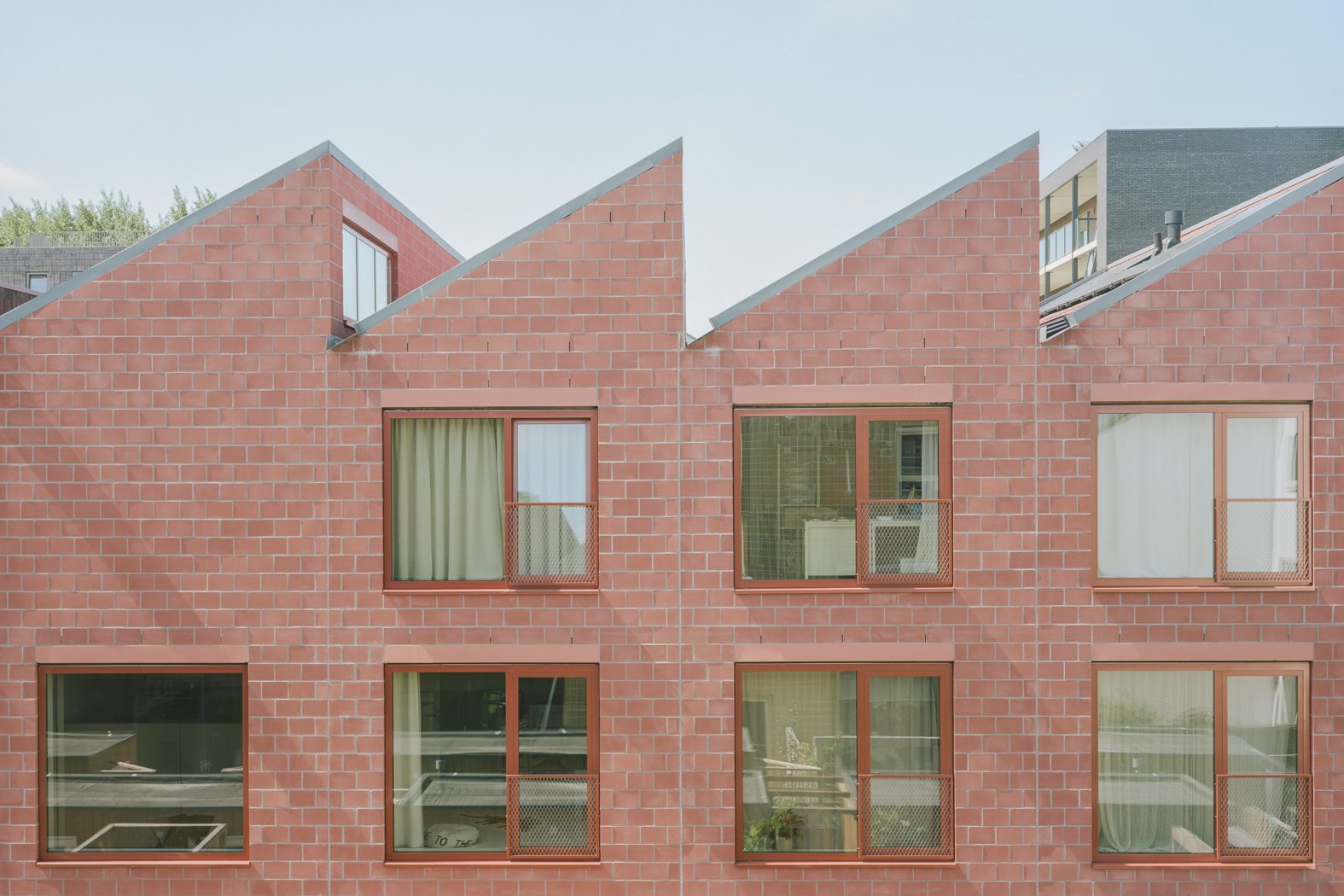 Wisselspoor - Wisselspoor red shed roof terraced housing - a project by Space Encounters Office for Architecture